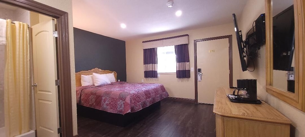 Economy Single Room, 1 King Bed, Non Smoking, Private Bathroom photo 2