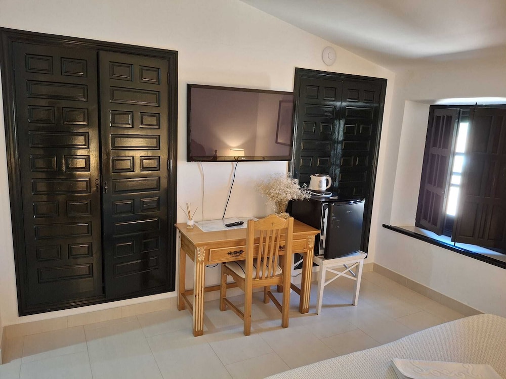 Basic Double Room, 1 Bedroom, Courtyard View, Tower photo 2