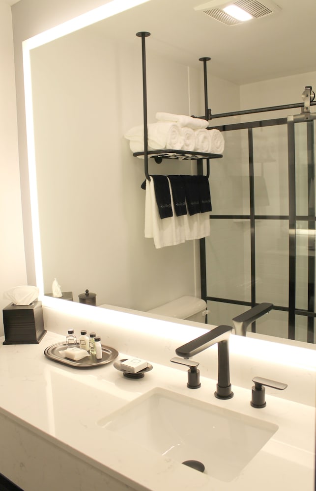Signature Suite, 1 King Bed - Photo 3