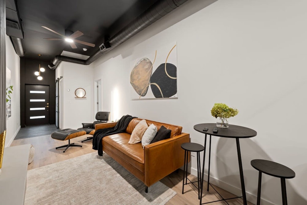 Chic 4-bedroom Haven Designer s Dream Home, Photo 30
