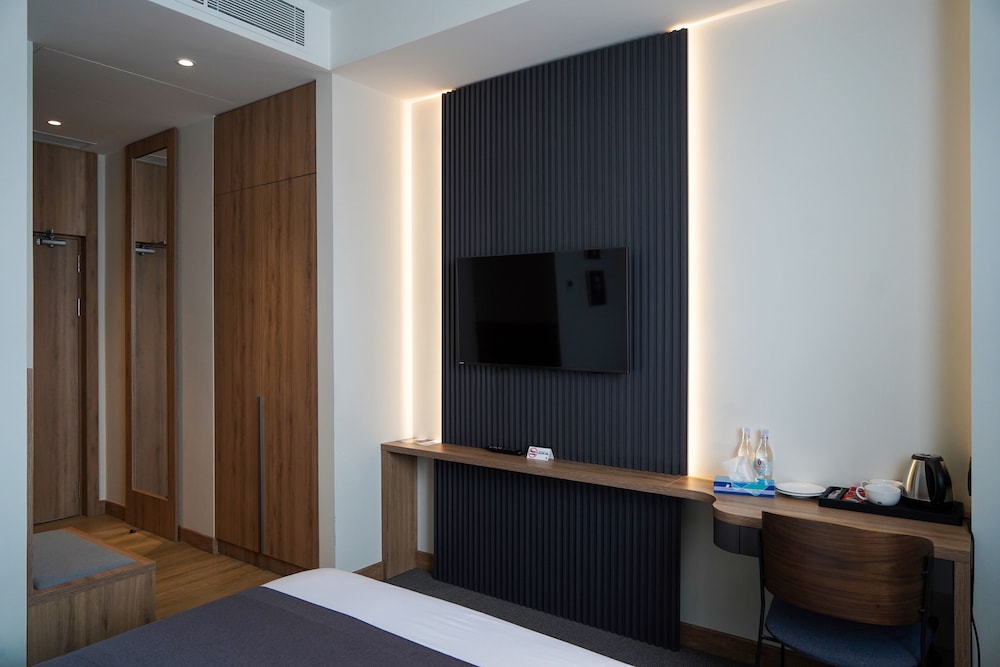 Standard Double Room, 1 King Bed, City View photo 2