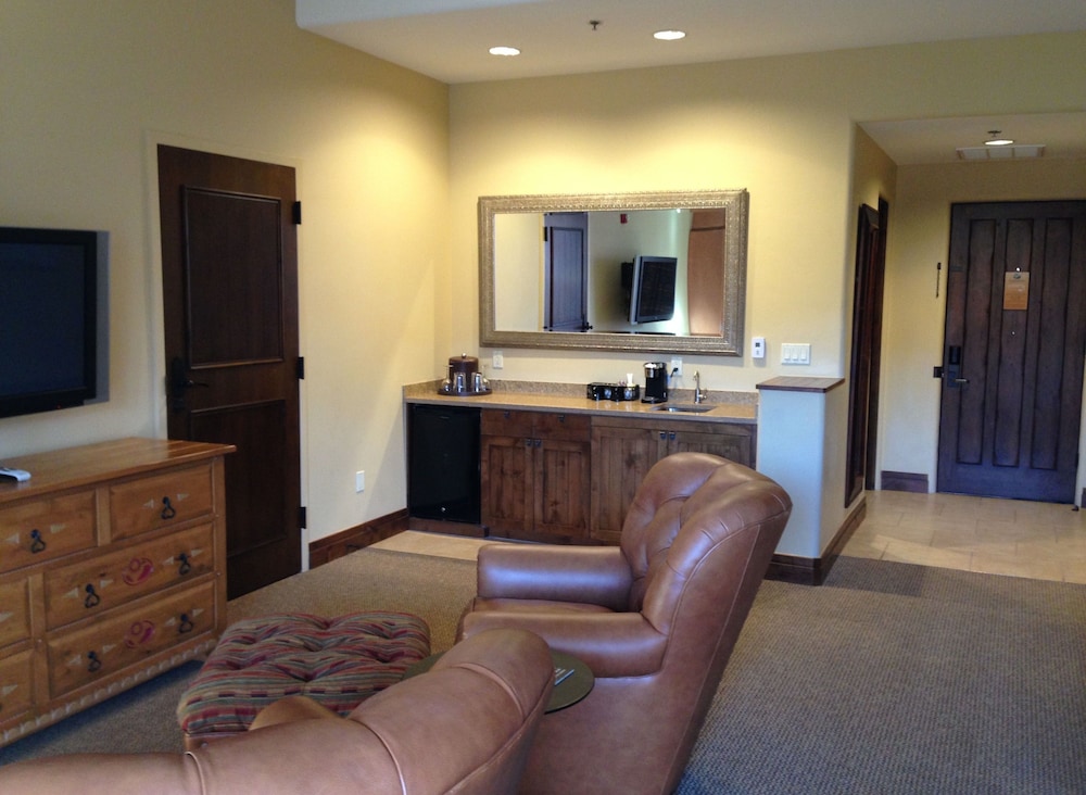 Premium Room, 1 King Bed (Kiva) - Photo 5