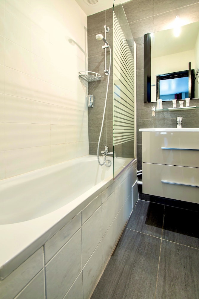 Double Room Single Use thumbnail 6