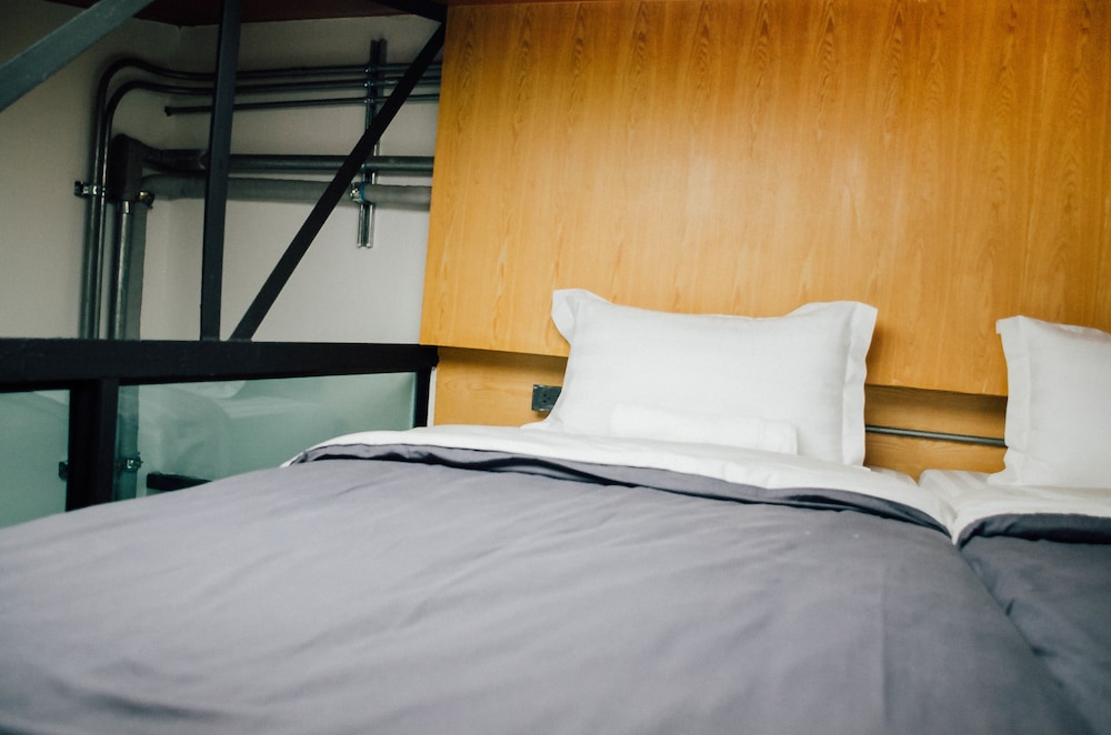 3 Beds Male Upper Deck photo 2