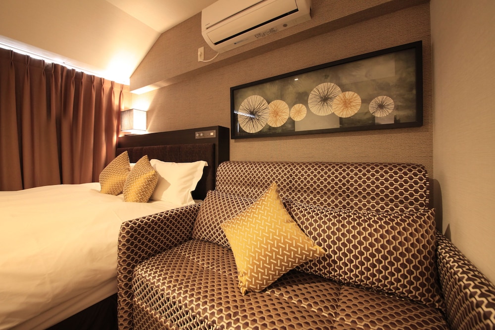Superior Queen Room, Smoking - Extra Sofa Bed is from 3rd adult photo 3