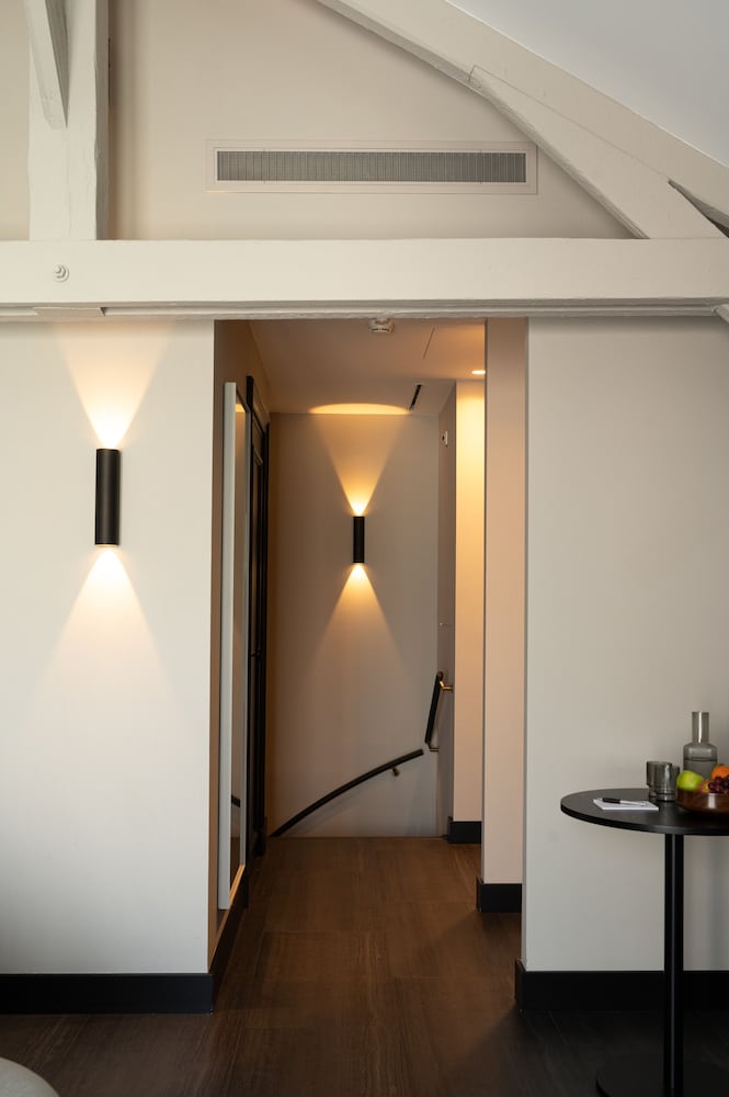 Jean Suite photo 2