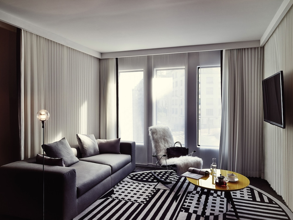 Suite, 1 Queen Bed (Lounge Area. Paris view) photo 2