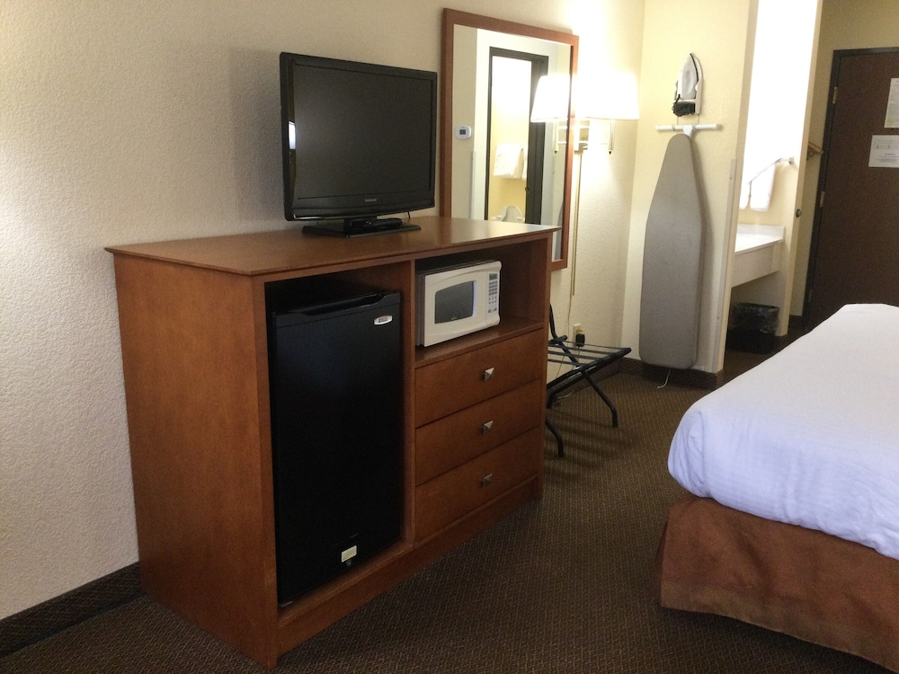 Room, 1 King Bed - Photo 2