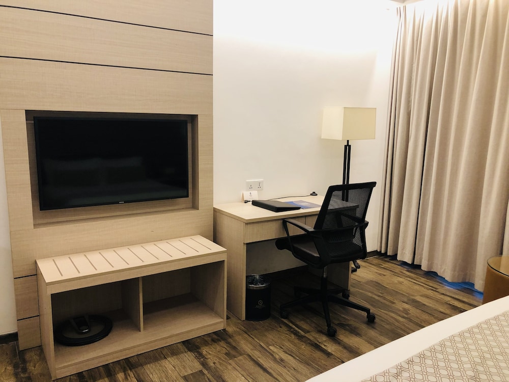 Deluxe Double Room, 1 Queen Bed, Lake View photo 2