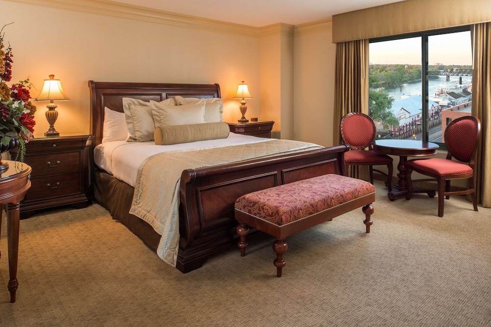 Suite, 1 King Bed, Accessible, Bathtub (2 Room Governor Corner Suite) - Photo 6