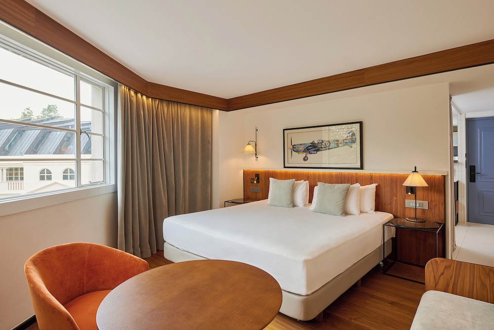 The Level, Family Room with Executive Lounge Access (2+1)