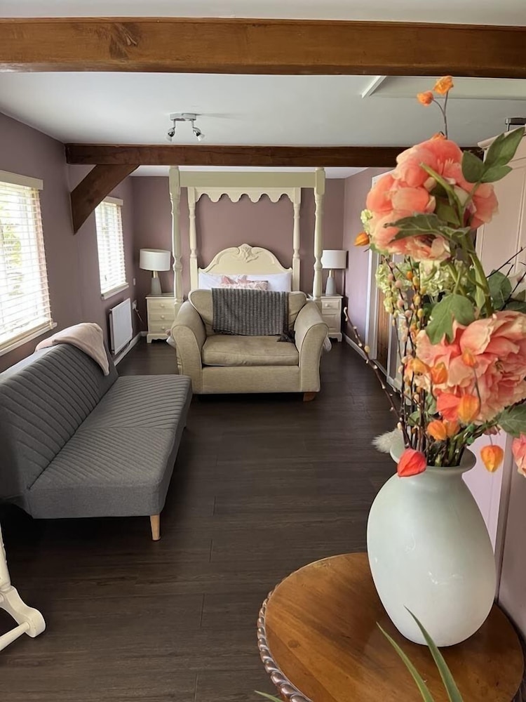 Suite, Ensuite photo 2