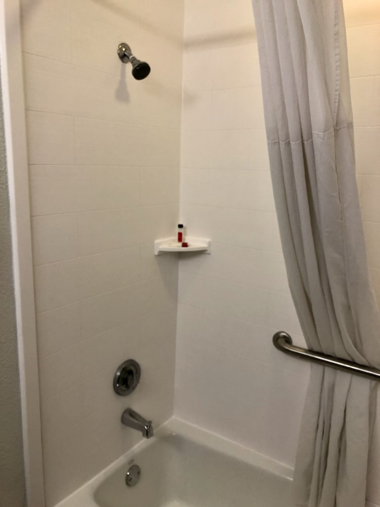 Basic Room, Multiple Beds, Non Smoking (1 Queen Bed & 1 King Bed) - Photo 8