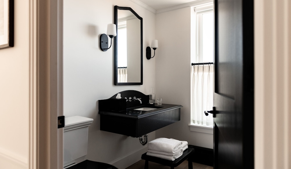 Standard Room, 1 King Bed, Balcony, City View