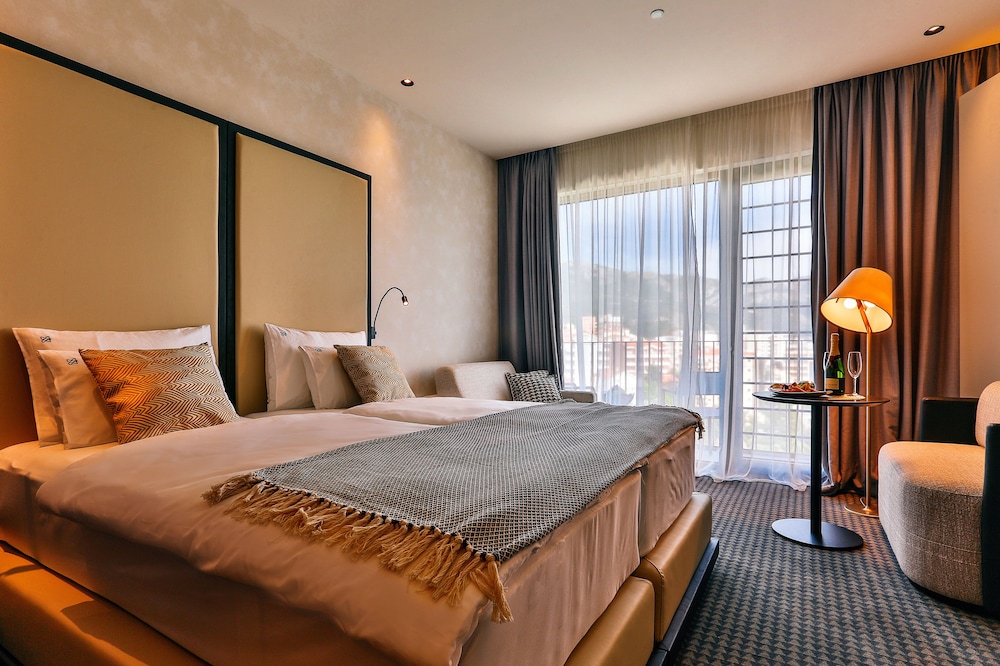 Deluxe Double Room, 1 King Bed, Non Smoking, Sea View photo 3