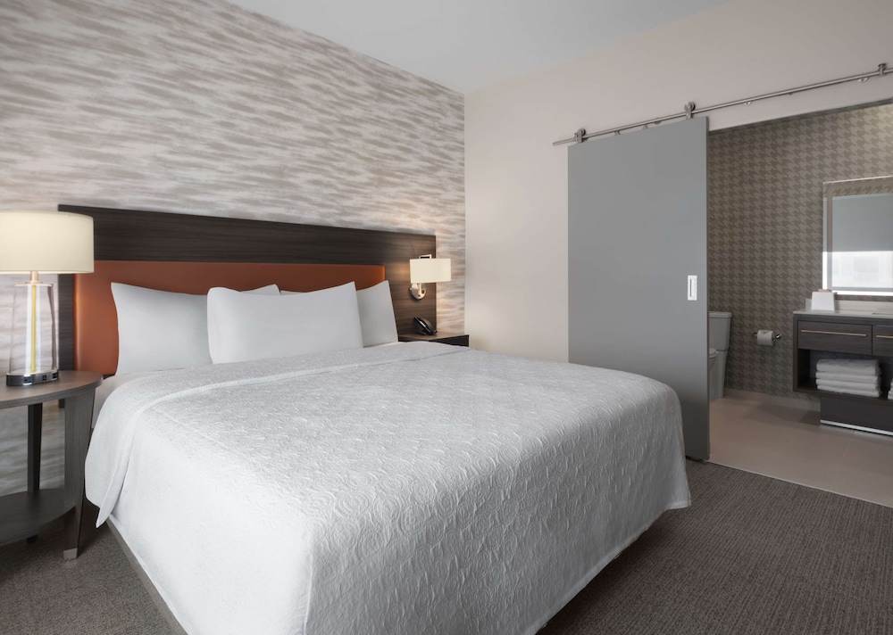 Suite, 1 King Bed, Accessible (Hearing) - Photo 2