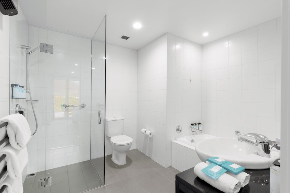 One Bedroom Suite (Non Lake View) - Photo 6