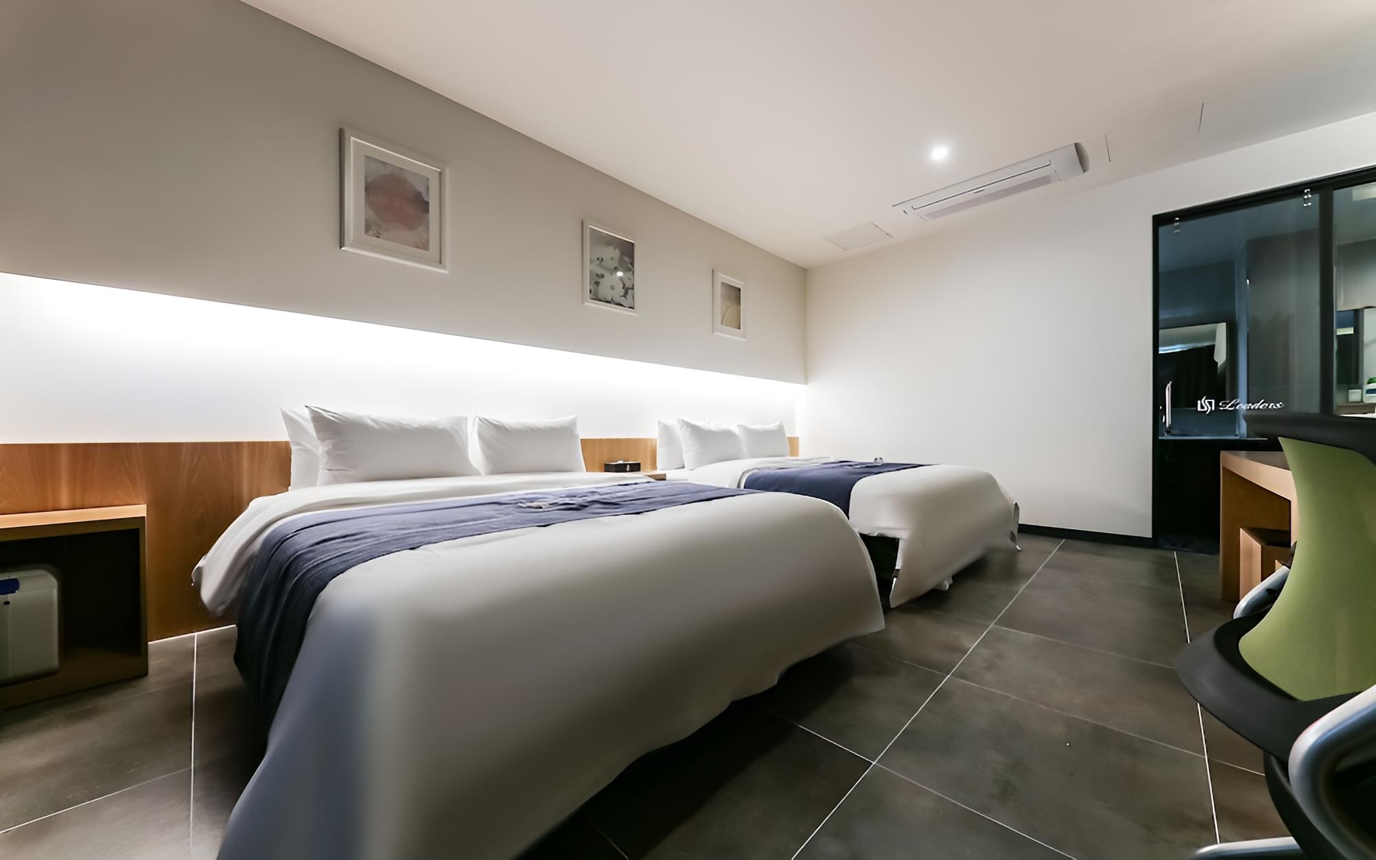 Room (Suite Party Room) photo 2