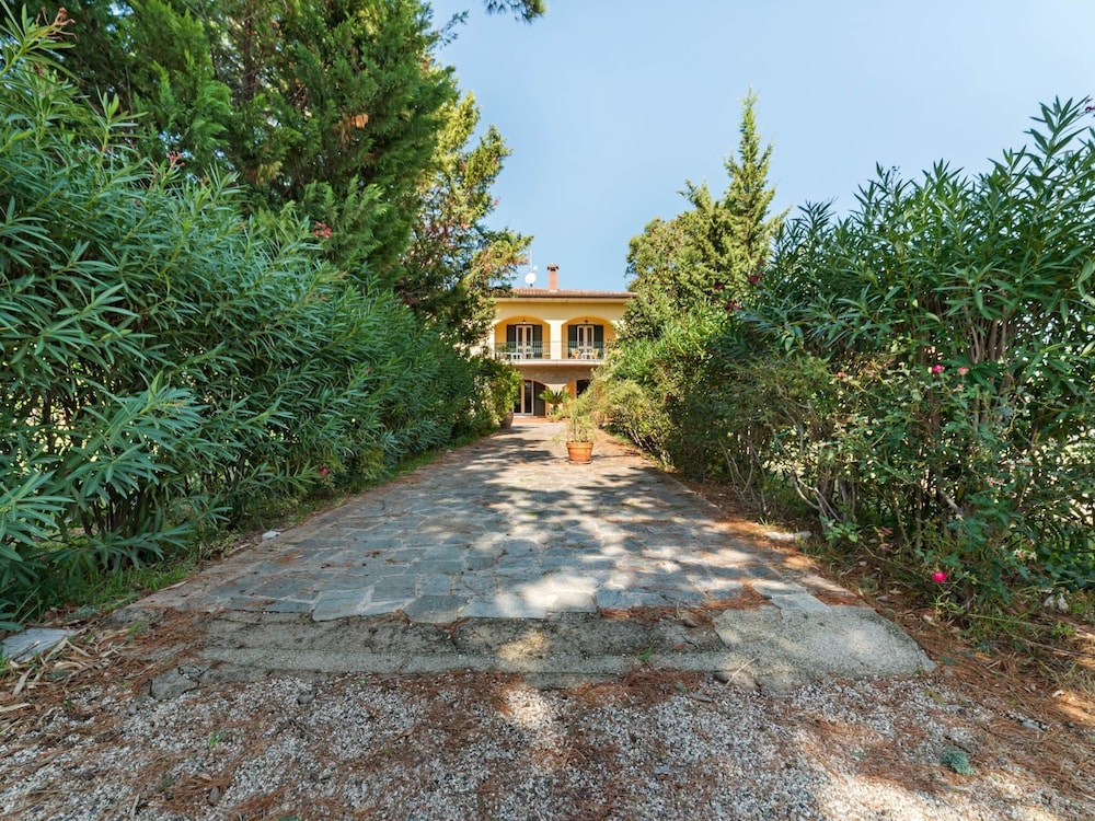 Villa photo 2