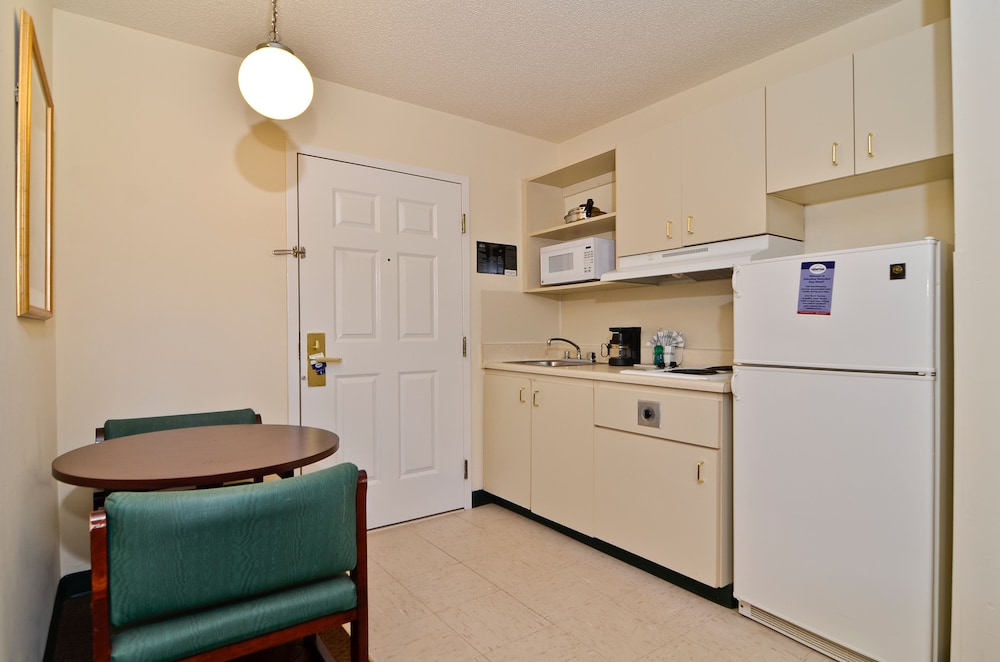 Standard Room, 1 King Bed, Non Smoking, Refrigerator & Microwave - Photo 4