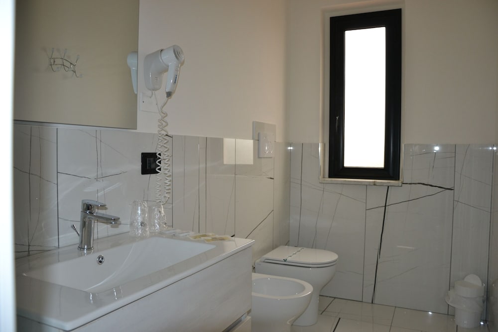 Classic Triple Room, Ensuite, Courtyard View photo 2