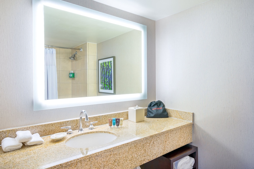 Standard Room, 1 King Bed, Tower (Alexa Tower) - Photo 9