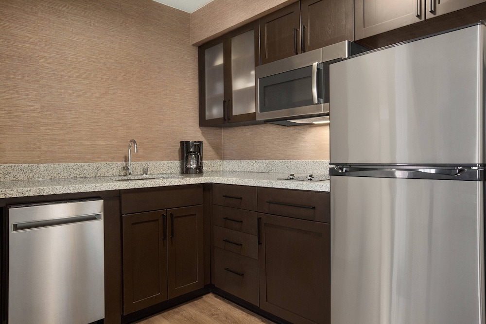 Suite, 2 Bedrooms, Non Smoking, Fireplace - Photo 8