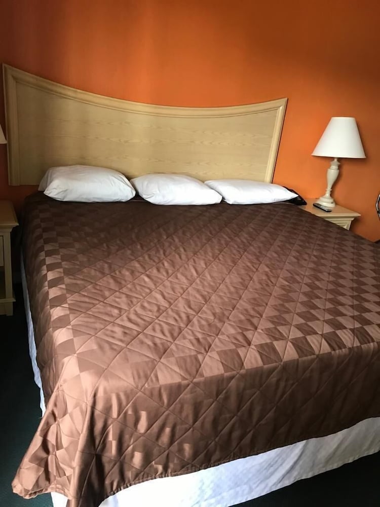Standard Room, 1 King Bed, Smoking, Refrigerator & Microwave
