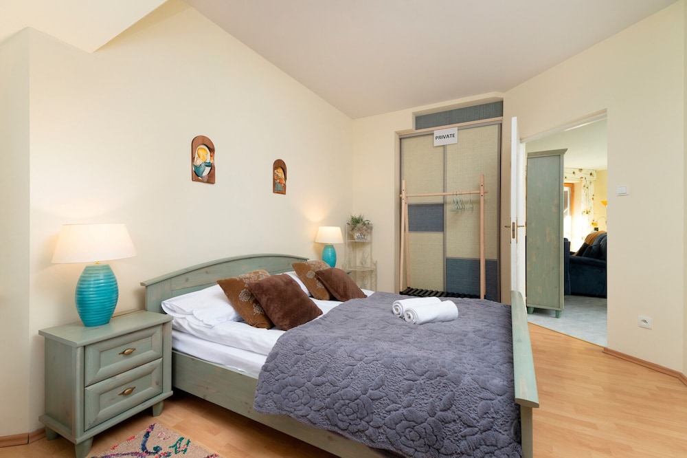 Apartment, 2 Bedrooms, Balcony, Mountain View