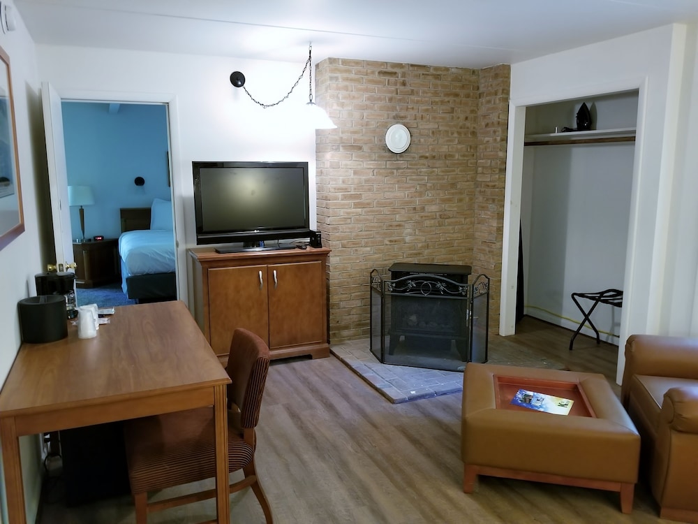 Comfort Suite, 1 King Bed with Sofa bed photo 2