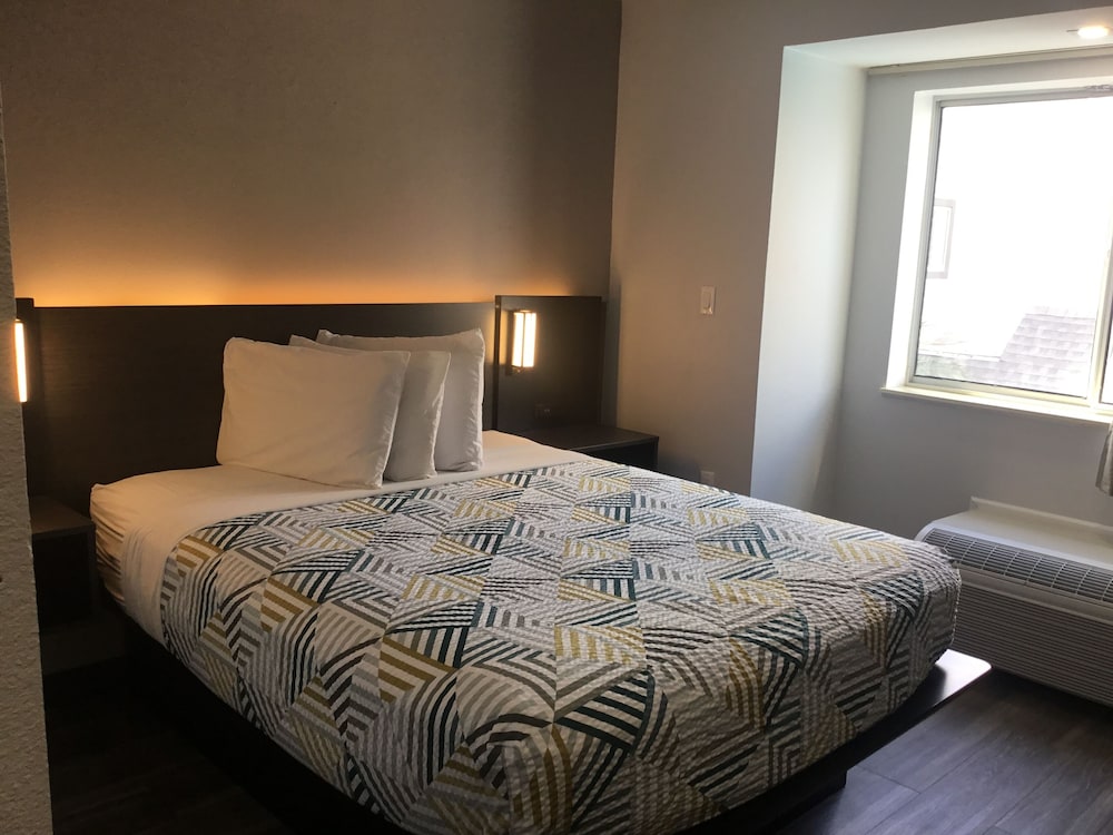 Superior Room, 1 Queen Bed, Non Smoking, Refrigerator & Microwave photo 2