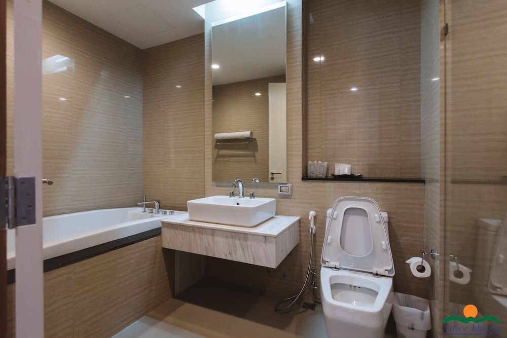 Deluxe King Bed (Bathtub)