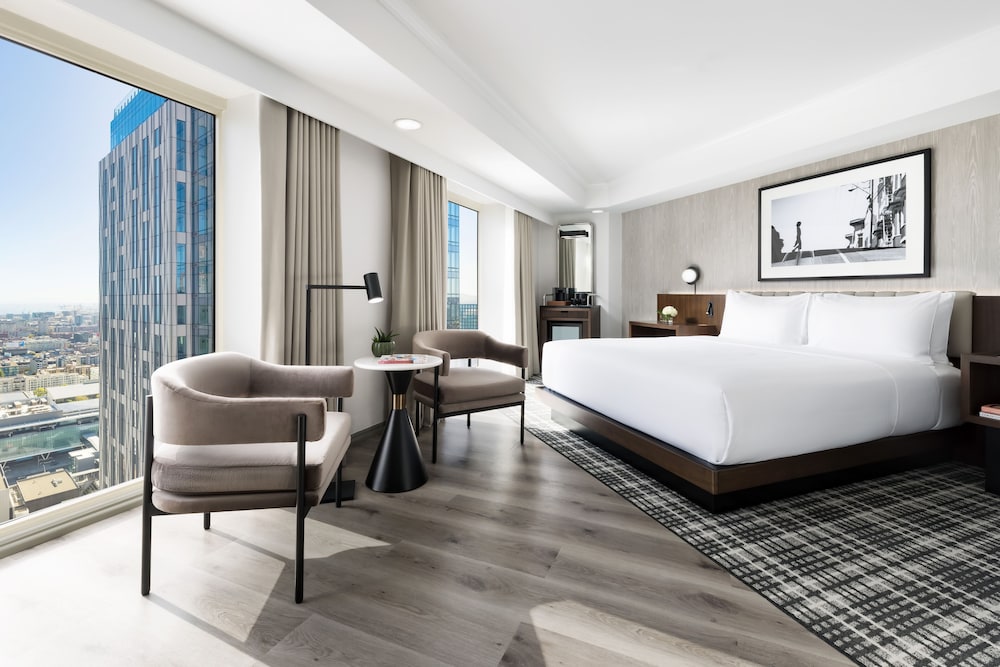 Suite, 1 King Bed, Bathtub (Club View)