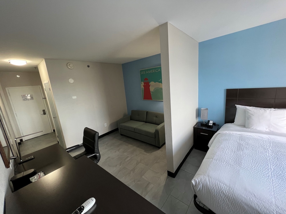 Deluxe Room, 1 King Bed, Non Smoking photo 3