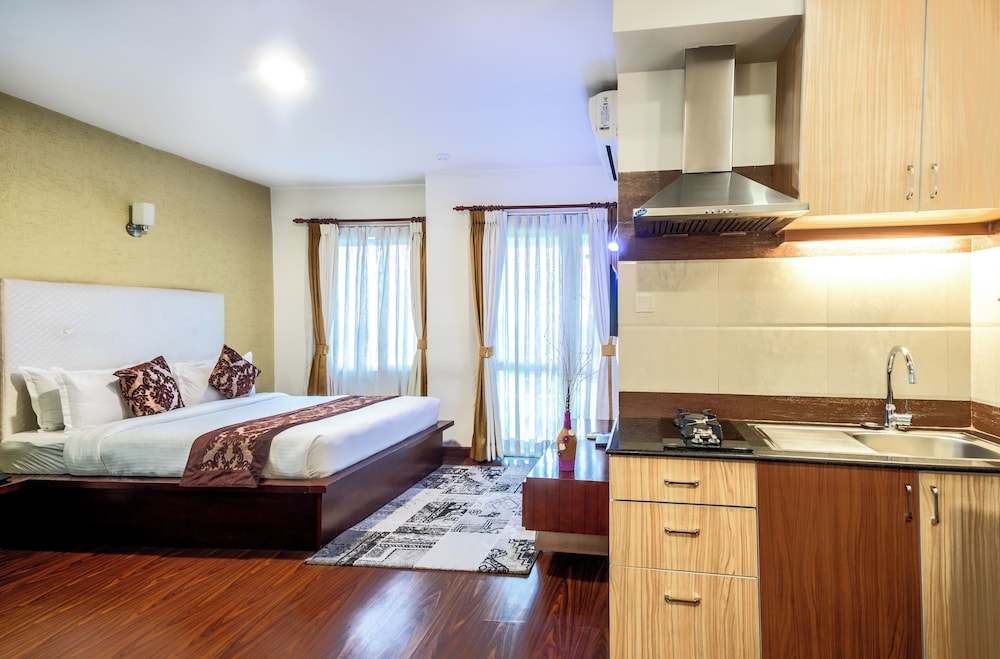 Studio Apartment with Balcony photo 2
