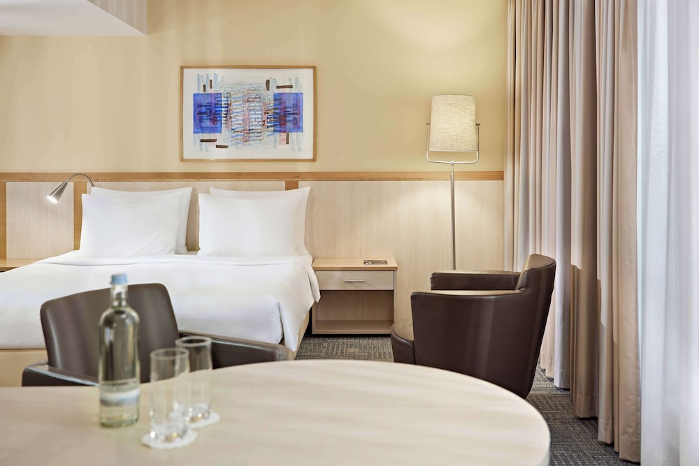 Deluxe Room, 1 Queen Bed, Balcony - Photo 4