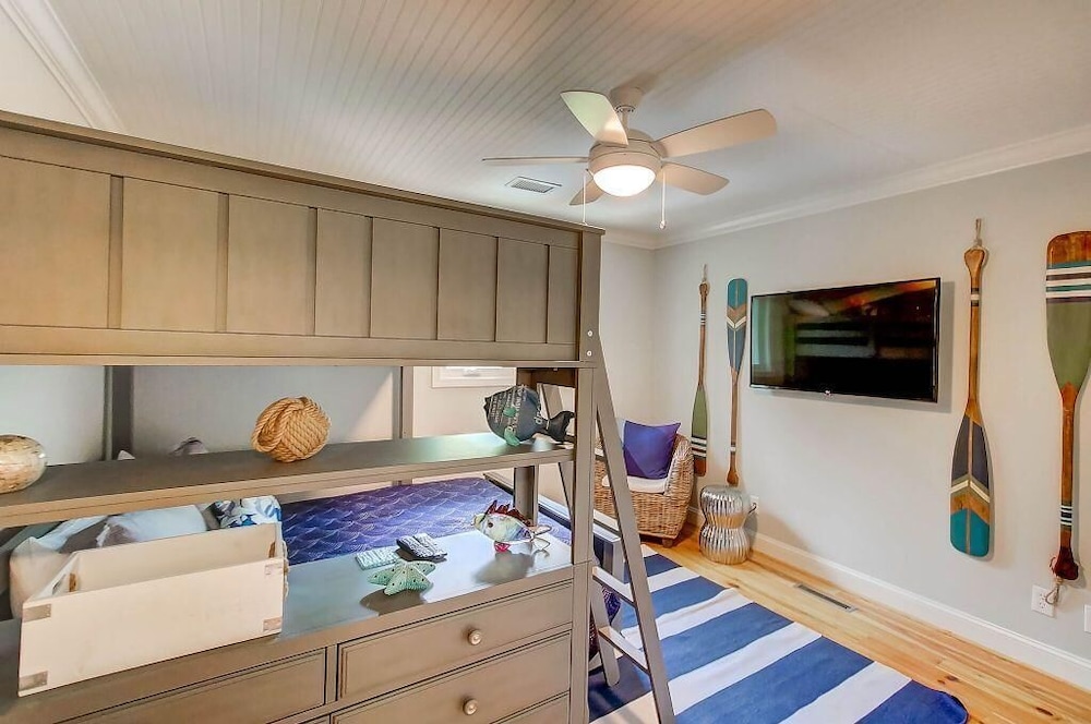 Cabin, Multiple Beds (29 Twin Oaks) photo 1