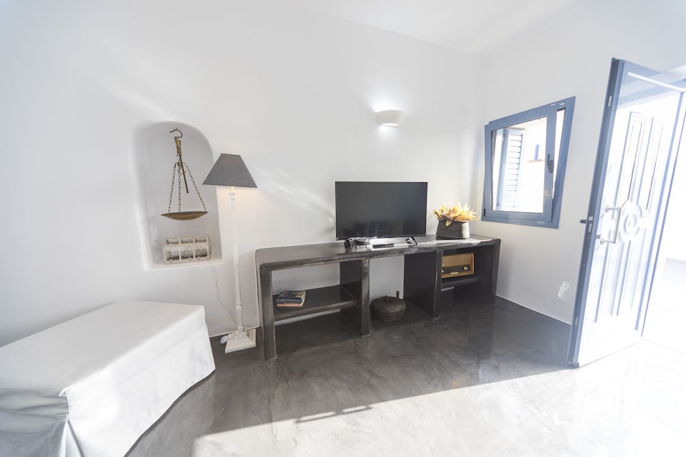 Sea View Apartment with outdoor hot tub - Photo 10