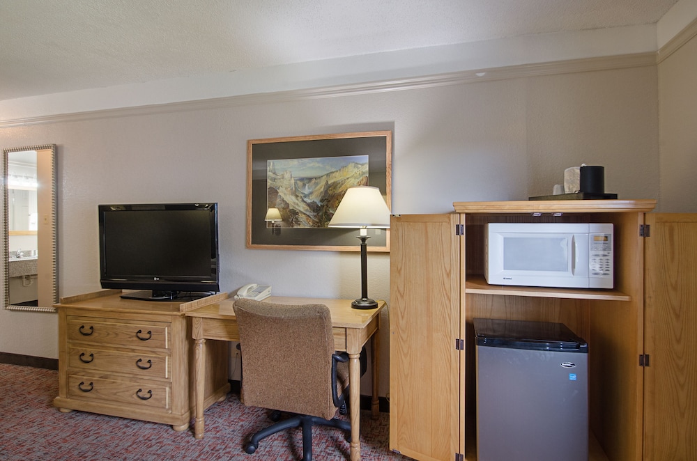 Standard Room, 1 King Bed, Non Smoking - Photo 5