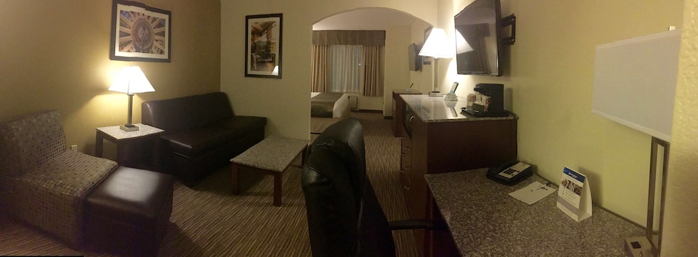 Suite, 1 King Bed, Non Smoking, Refrigerator & Microwave (2nd Floor) - Photo 1