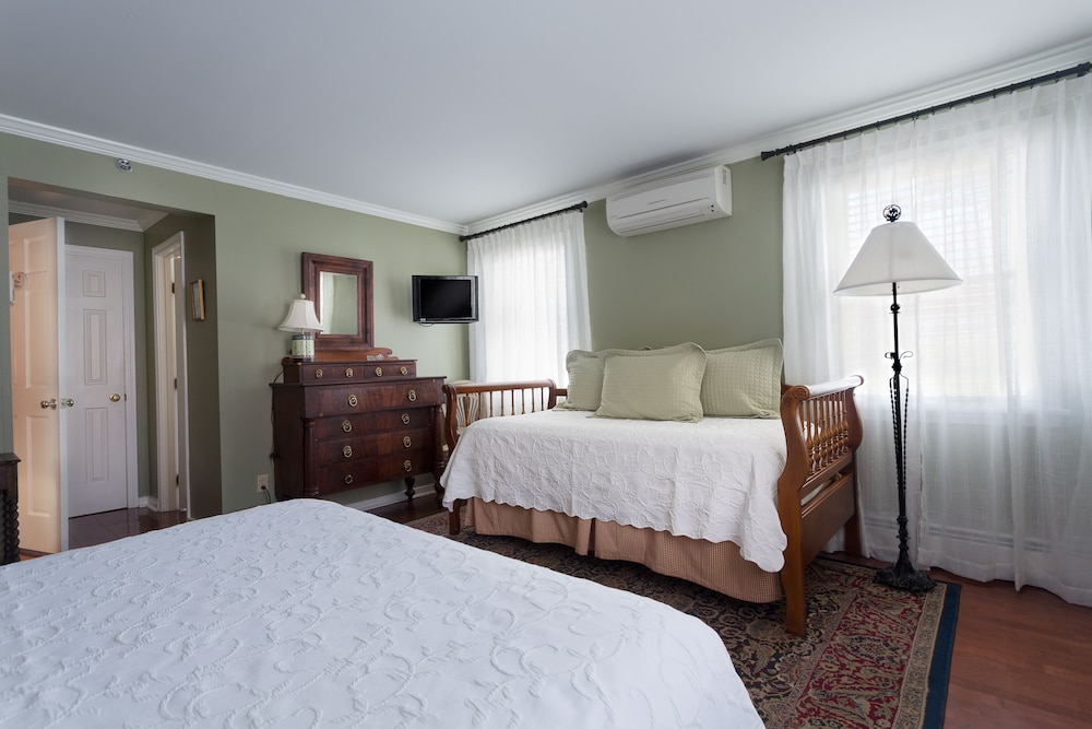 Classic Room (Blue Phlox)