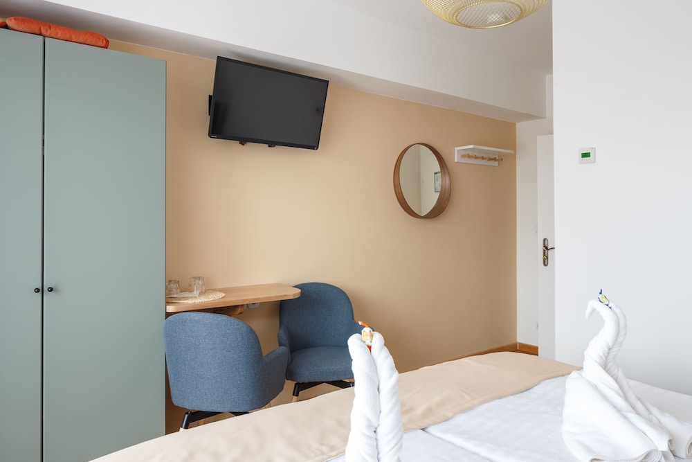 Basic Double Room, 1 King Bed, Non Smoking, Partial Lake View photo 1