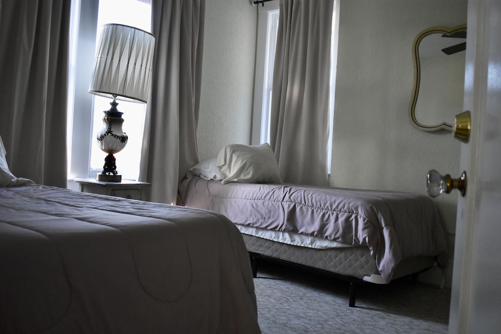 Suite 202, 2 Bedrooms, Non Smoking photo 3