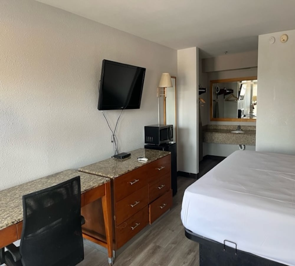 Deluxe Room, 1 King Bed, Non Smoking, Refrigerator & Microwave - Photo 2