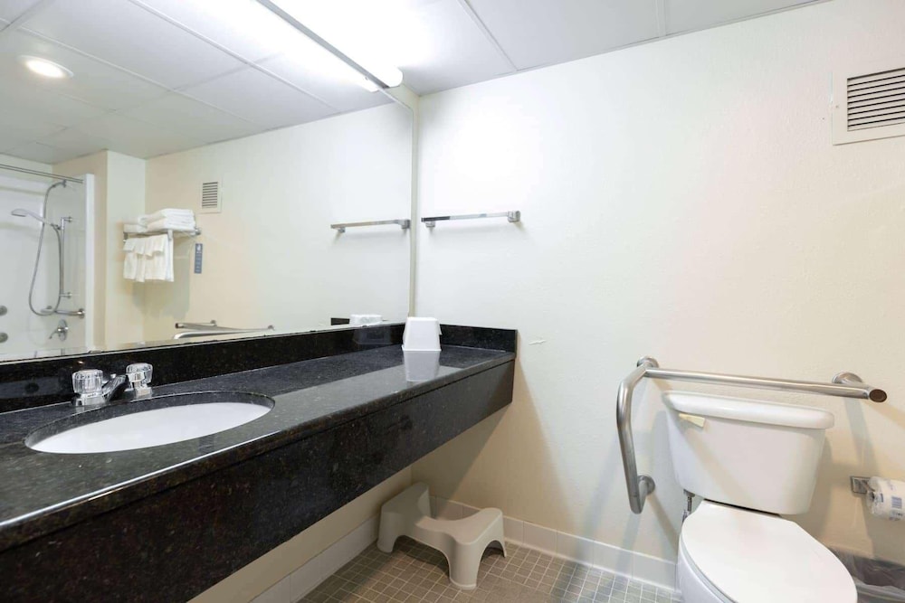 Accessible King Room with Shower - Photo 2