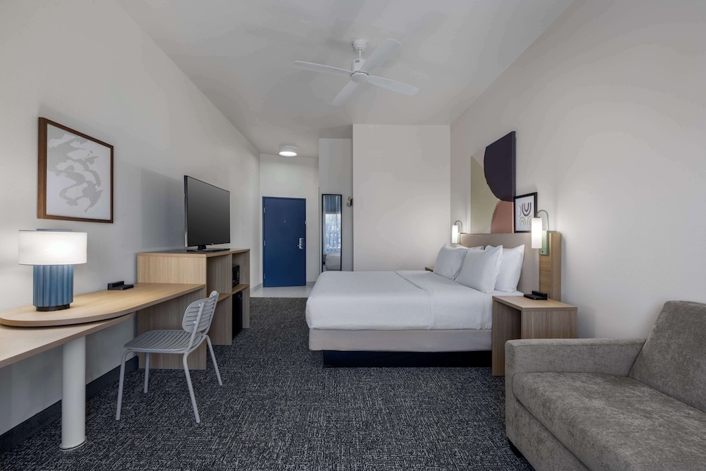 Room, 1 King Bed with Sofa bed, Accessible - Photo 2