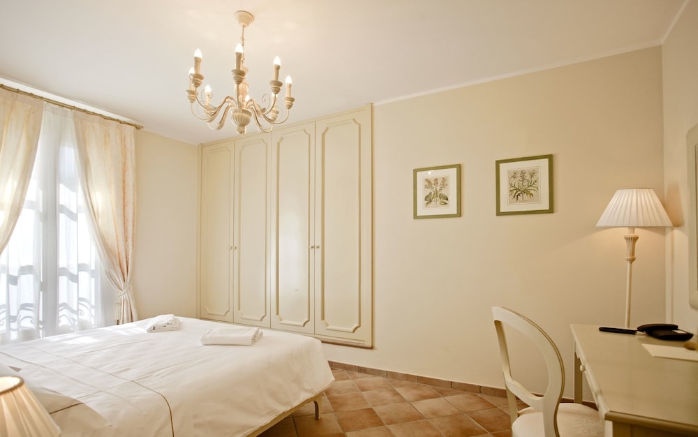 Classic Double Room, 1 Bedroom, Private Bathroom, Mountainside (Villa Ulivelli)