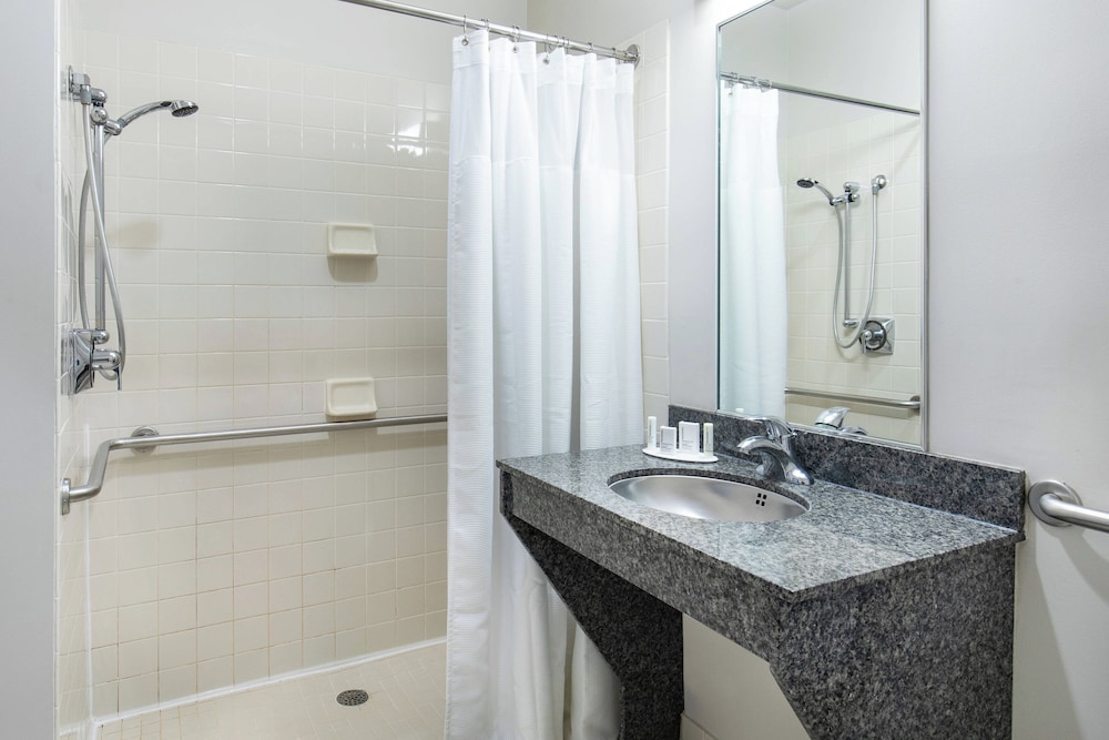 Room, 2 Double Beds (Mobility Accessible, Roll-In Shower) photo 3