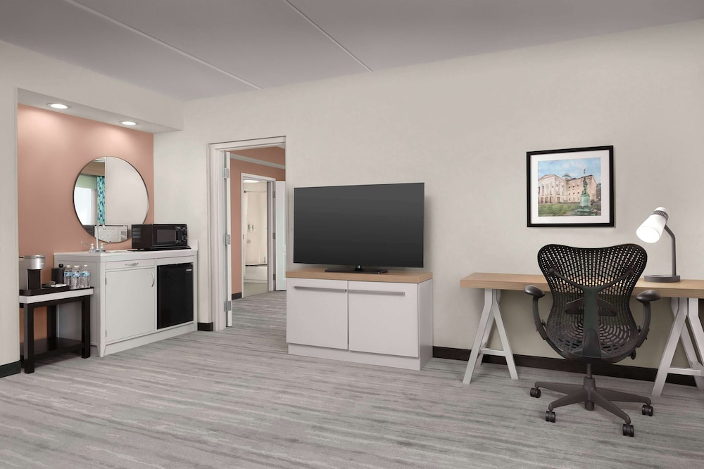 Garden Suite, 2 Queen Beds, Mobility/Hearing Accessible, Roll-In Shower - Photo 2