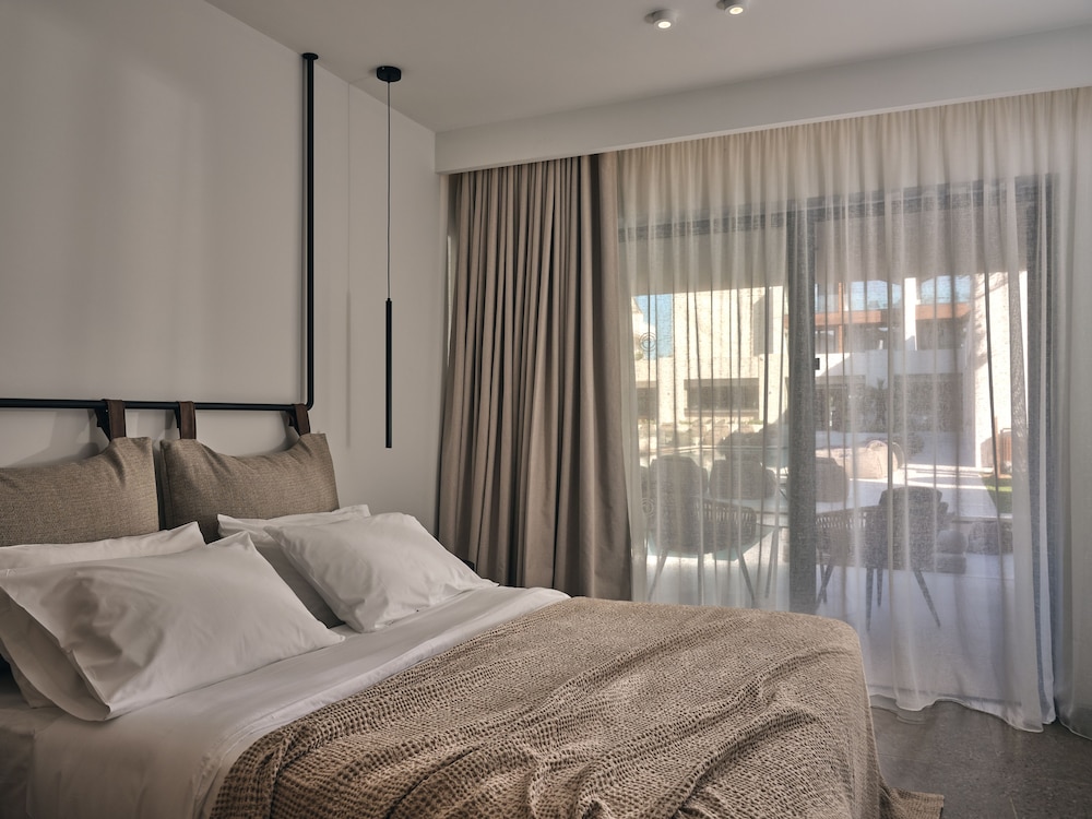 Superior Double Room, Poolside